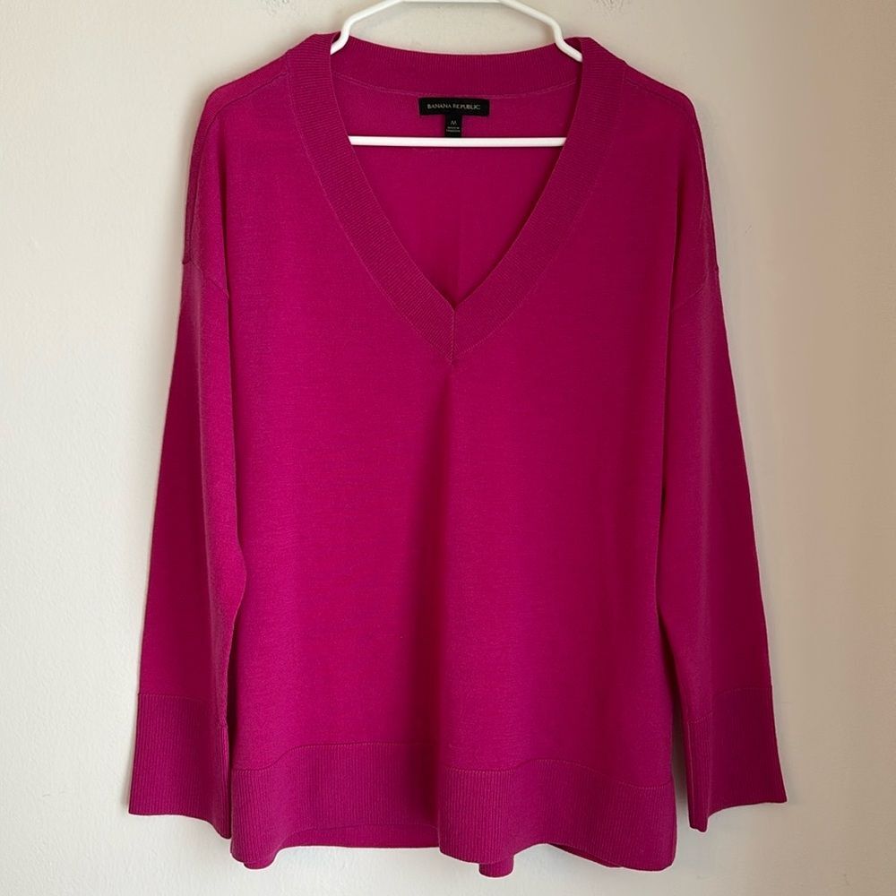 Banana Republic Women’s dark pink 100% Merino wool v-neck work office sweater MD